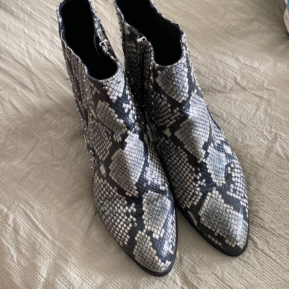 Sam Edelman snakeskin booties size 8 1/2